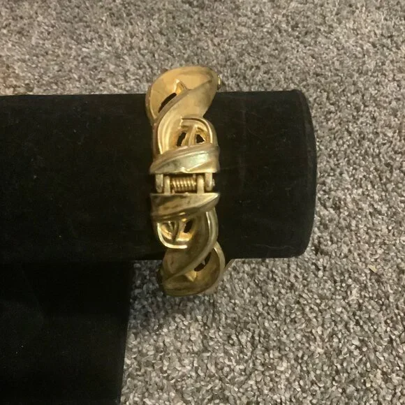 Vintage Gold Tone Metal Heart Script Spring Hinged Clamper Bracelet Elegant - Picture 3 of 4